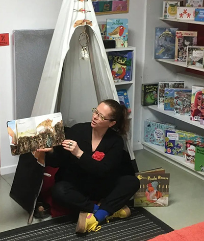 animatrice qui lit des contes pour enfants