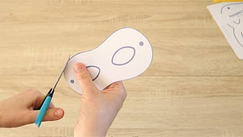 1ère étape du masque super héro : la découpe.