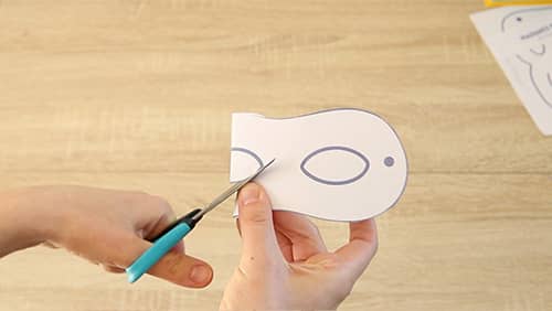 2ème étape du masque super héro : le pliage.