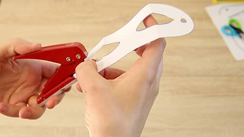 3ème étape du masque super héro : le perçage.