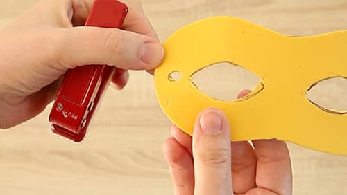 7ème étape du masque super héro : les trous.