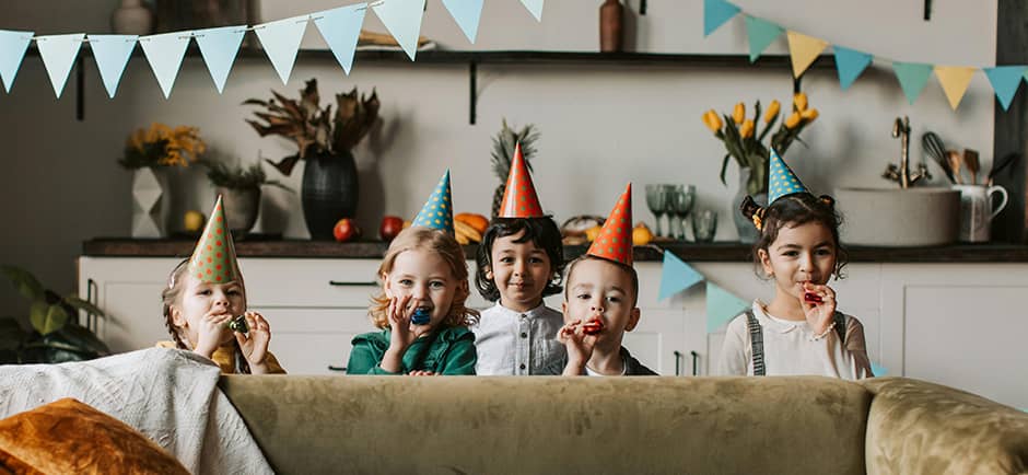 Des enfants qui s'amusent dans un anniversaire à Paris.