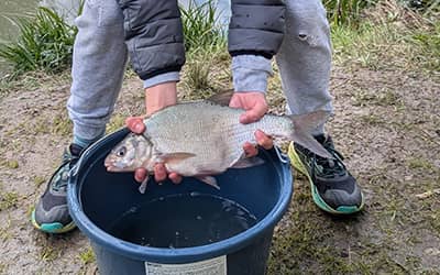 Enfant content d'avoir attrapé un poisson !