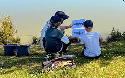 Victor montre différents types de poissons