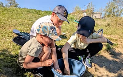 Photo des enfants à la pêche